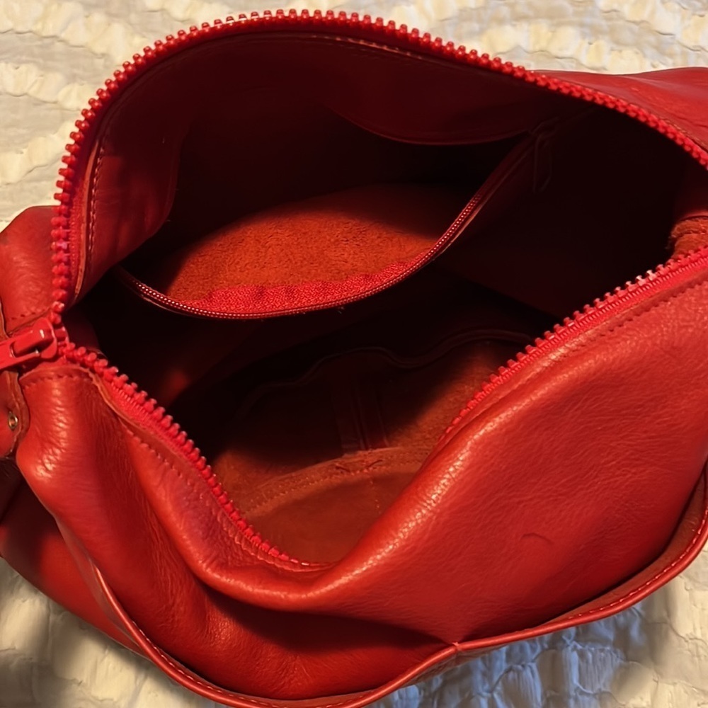 Red leather shoulder bag, soft and great for the holidays😊 - Picture 3 of 9